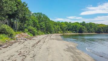 Playa en los alrededores, camastros y toallas de playa