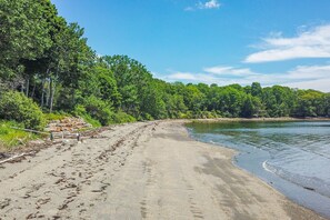 Playa en los alrededores, camastros y toallas de playa