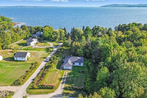 Sun, salt and sand @ Heart Rock House! Private beach/8 min drive to Belfast!