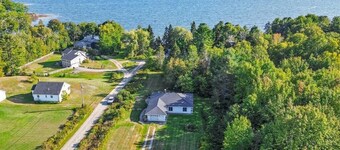 Sun, salt and sand @ Heart Rock House! Private beach/8 min drive to Belfast!