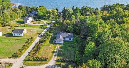 Sun, salt and sand @ Heart Rock House! Private beach/8 min drive to Belfast!