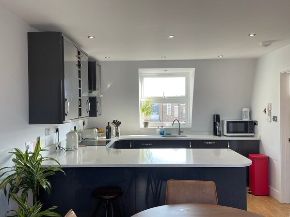 Kjøleskap, mikrobølgeovn, ovn og kokeplater