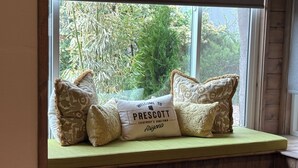 Ein Fensterplatz mit Kissen, auf dem 'Willkommen in Prescott, Arizona' steht.
