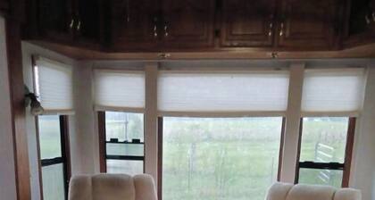 Delightful 5th wheel w/ queen bed, patio deck, and high speed internet.