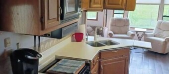 Delightful 5th wheel w/ queen bed, patio deck, and high speed internet.