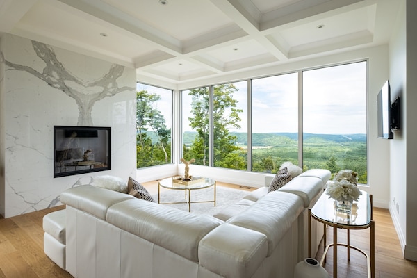 Téléviseur, foyer, table de ping-pong, chaîne audio