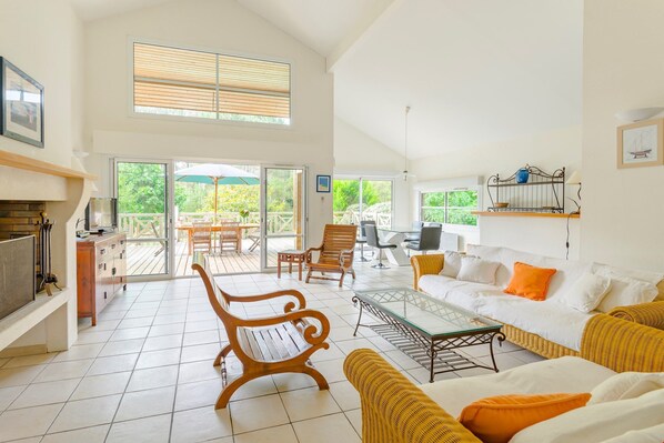 Televisión y chimenea 