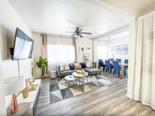 Near Long Beach Downtown Full House | 2 King6Queen