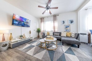 TV - Near Long Beach Downtown Full House | 2 King6Queen (Long Beach)