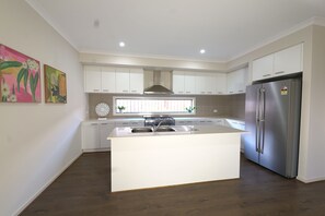 大型冰箱、電熱水壺