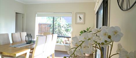 Comfort House | In-room dining