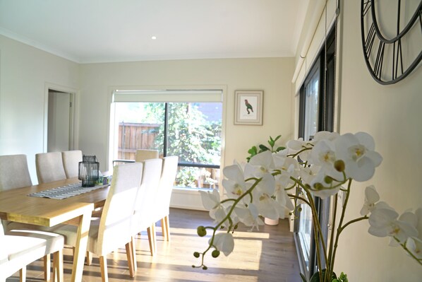 舒適獨棟房屋 | 房內用餐區