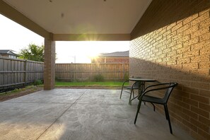 Terrace/patio - Modern 6BRM House Big Group at Pakenham (Pakenham)