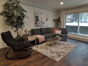 Smart TV - **Pet Friendly** Brewery District 1 Bdrm Hideout (Edmonton)