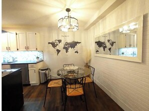 Dining - **Pet Friendly** Brewery District 1 Bdrm Hideout (Edmonton)