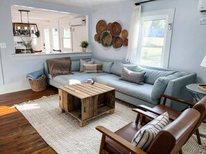 TV connectée, baby-foot, livres