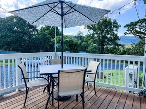 Outdoor dining - Family Friendly w/ Mountain Views, Hot Tub, Fire Pit, 4 mins to Luray Caverns (Luray)