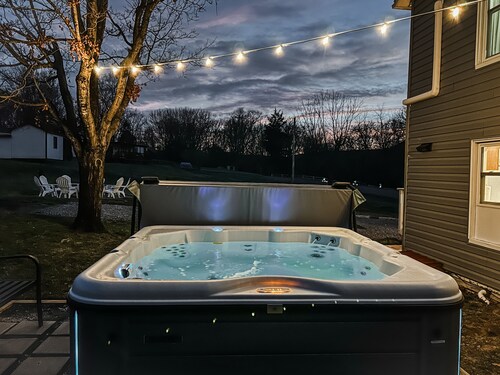 Family Friendly w/ Mountain Views, Hot Tub, Fire Pit, 4 mins to Luray Caverns