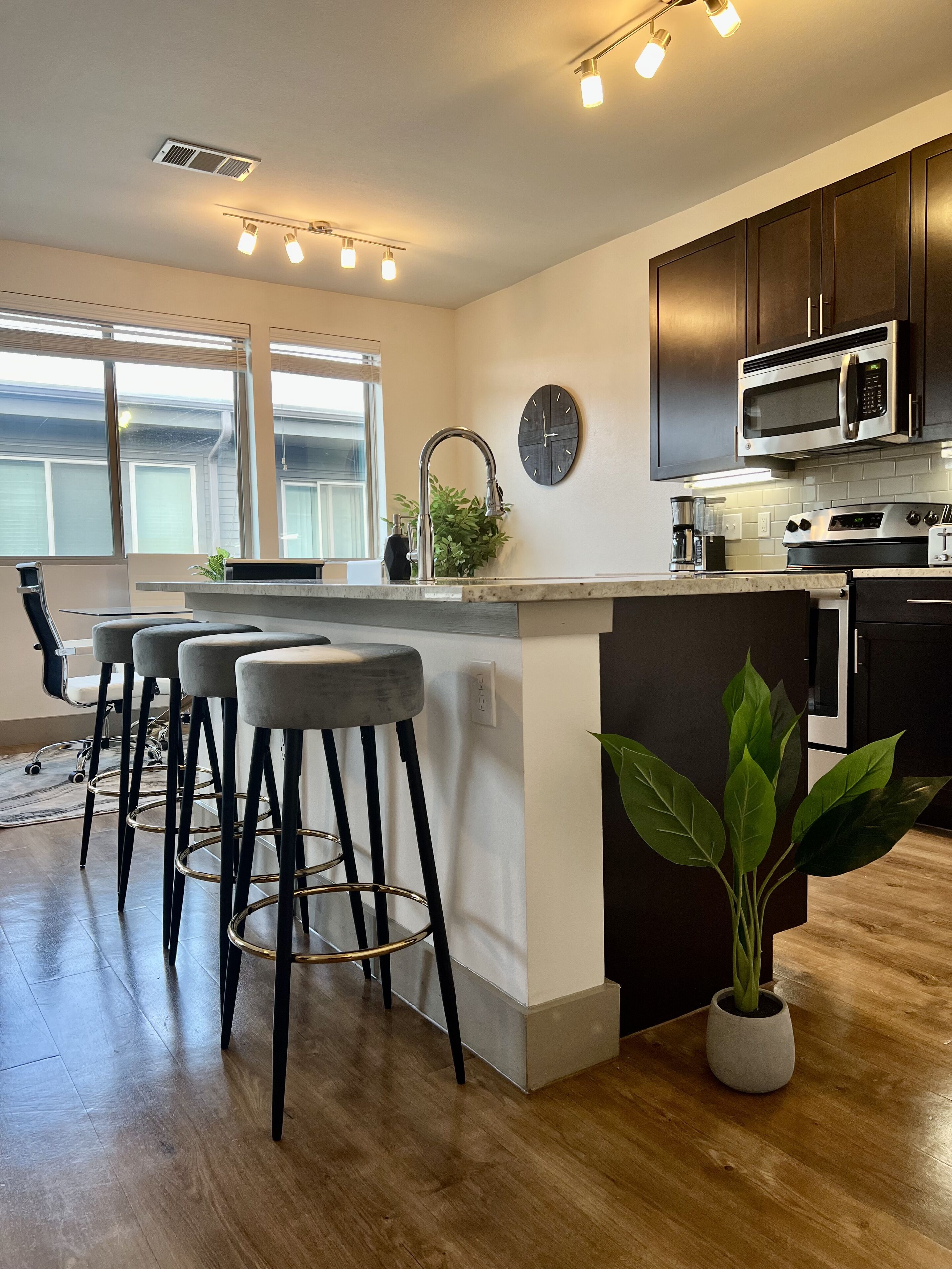 Refrigerador, microondas, horno y parrilla de estufa 