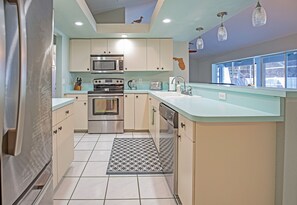 Kjøleskap, mikrobølgeovn, ovn og kokeplater