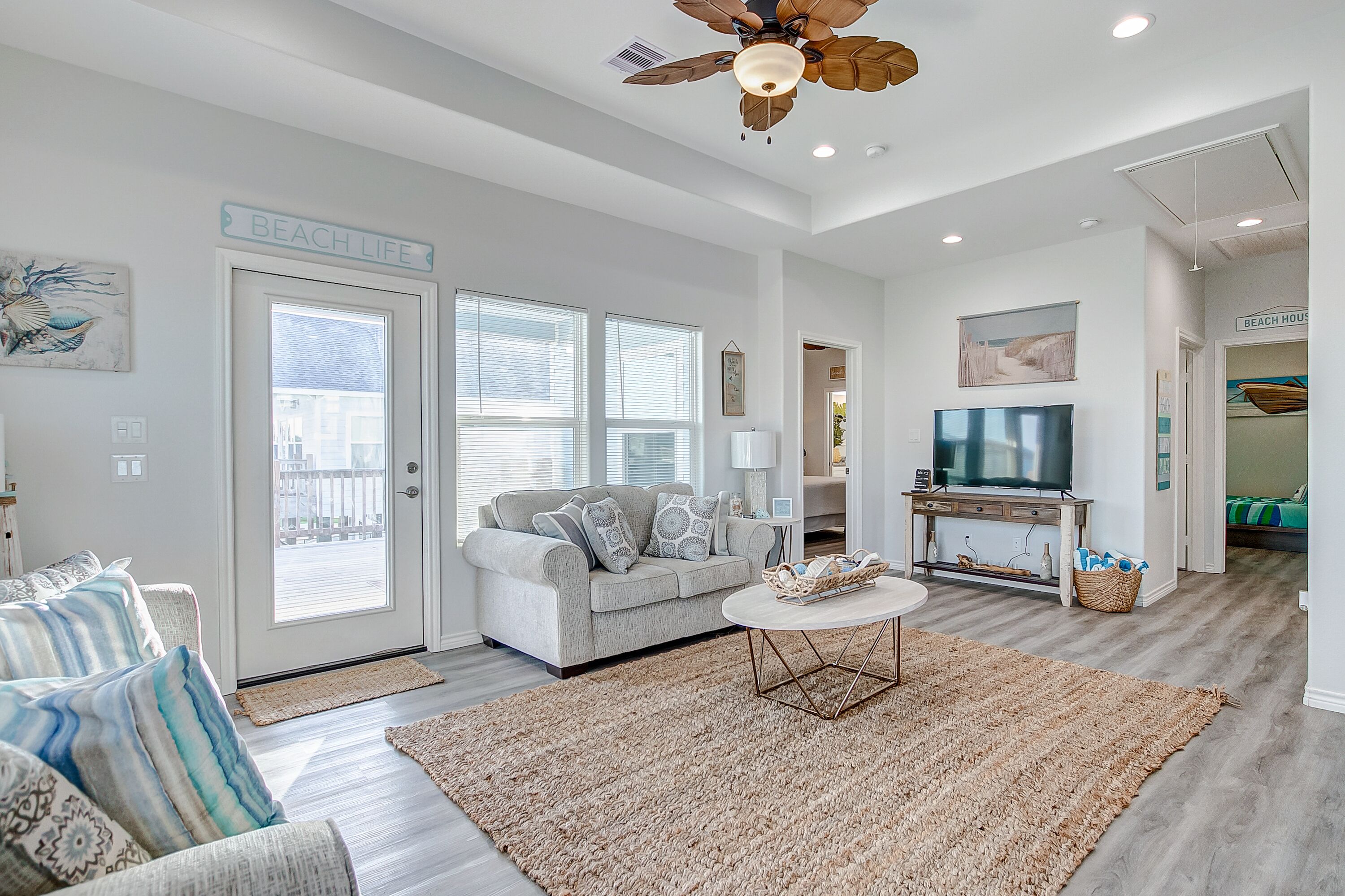 NEW! Costa Vida for 13, Deck near Beach, Pet Friendly, Central Location