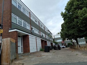 Exterior - 2 minutes from transport, pretty apartment with garden. (Londres)