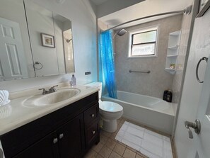 Bathroom - 7.3miles to Airport + 20miles to Disney + 8.2miles to DT! (Orlando)