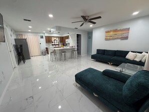 Living area - 7.3miles to Airport + 20miles to Disney + 8.2miles to DT! (Orlando)