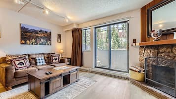 Télévision, cheminée, espaces bureaux