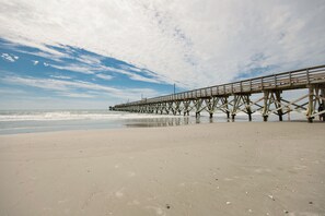 On the beach - Cherry Grove Condo - Steps from the Beach (North Myrtle Beach)