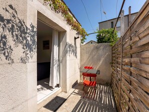 Outdoor dining - Stunning private villa for 2 guests with A/C, pool, WIFI, TV and terrace (Nyons)