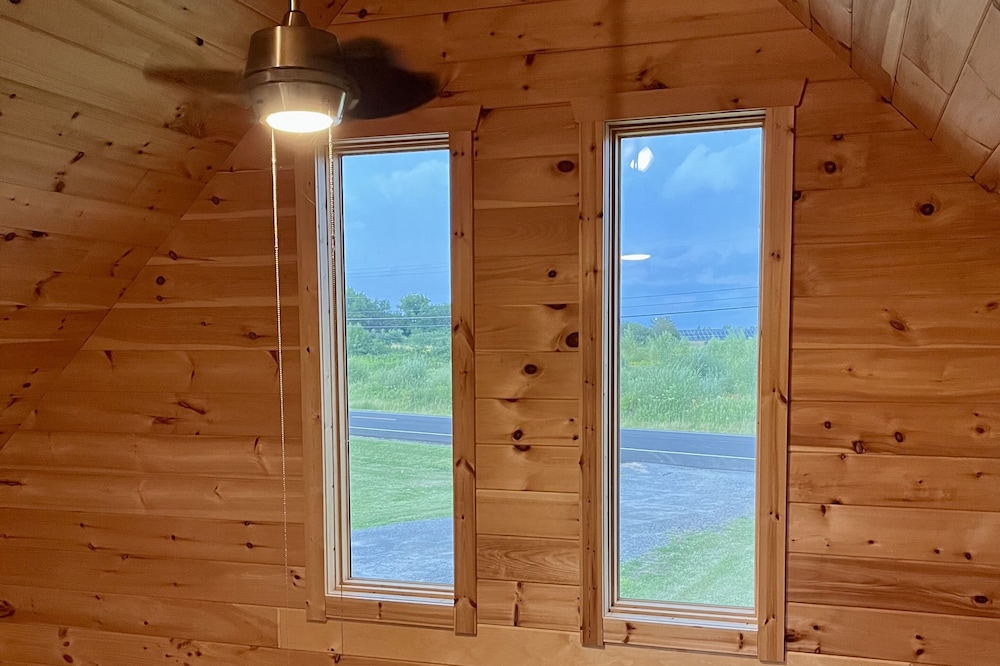 Cabin Retreat on Elm Street- 5 minutes from Potsdam Universities