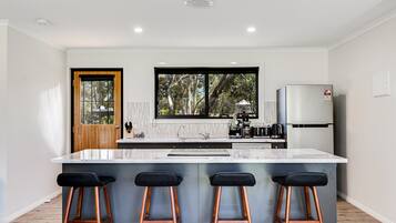 Deluxe Studio Suite, Non Smoking, River View | Private kitchen | Full-sized fridge, microwave, oven, stovetop