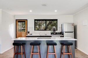 Suíte estúdio luxo, para não fumantes, vista para o rio | Cozinha privada | Cafeteira/chaleira, geladeira grande, micro-ondas, fogão