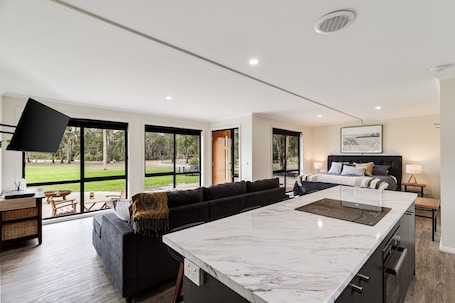 Suíte estúdio luxo, para não fumantes, vista para o rio | Escrivaninha, cortinas blackout, quartos à prova de som. Goolwa River Retreat