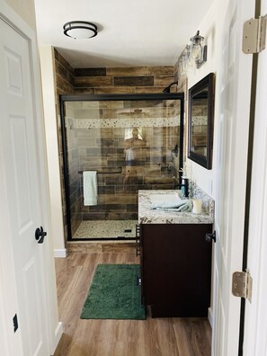 Douche, séchoir à cheveux, serviettes fournies, savon