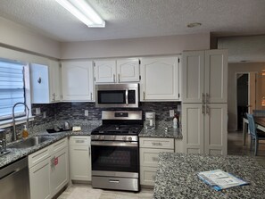 冰箱、微波炉、烤箱、炉灶