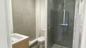 Douche, sĂšche-cheveux, serviettes fournies, savon