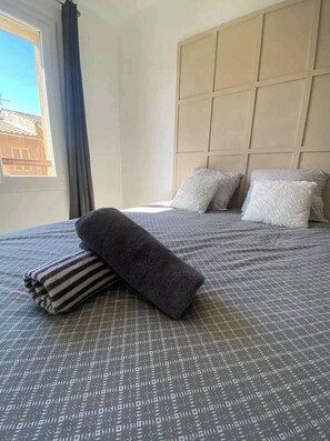 1 slaapkamer, een strijkplank/strijkijzer, beddengoed