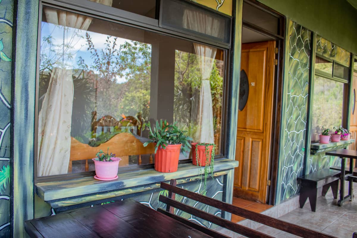 Classic Triple Room | Meja, ruang kerja komputer riba, langsir/tirai gelap terus