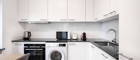 Kühlschrank, Mikrowelle, Ofen, Herdplatte