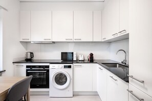 Réfrigérateur, four à micro-ondes, un four, surface de cuisson
