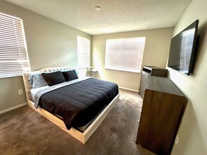 King Bedroom  - Cozy 2 Bedroom Near Hard Rock Stadium (Pembroke Pines)