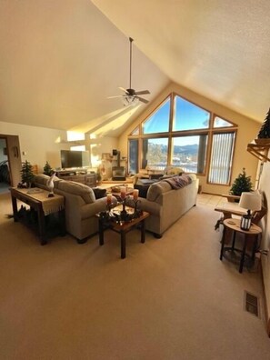 TV - Beautiful Lake Hatcher Home with Views of Pagosa Peak. (Pagosa Springs)