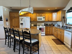 Fridge, microwave, oven, stovetop - Beautiful Lake Hatcher Home with Views of Pagosa Peak. (Pagosa Springs)