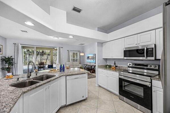 冷蔵庫、電子レンジ、オーブン、コンロ