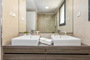 Shower, hair dryer, towels, soap - Boa | sea views - pool - jacuzzi (Fuengirola)