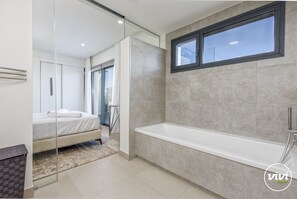 2 bedrooms, in-room safe, iron/ironing board, free WiFi