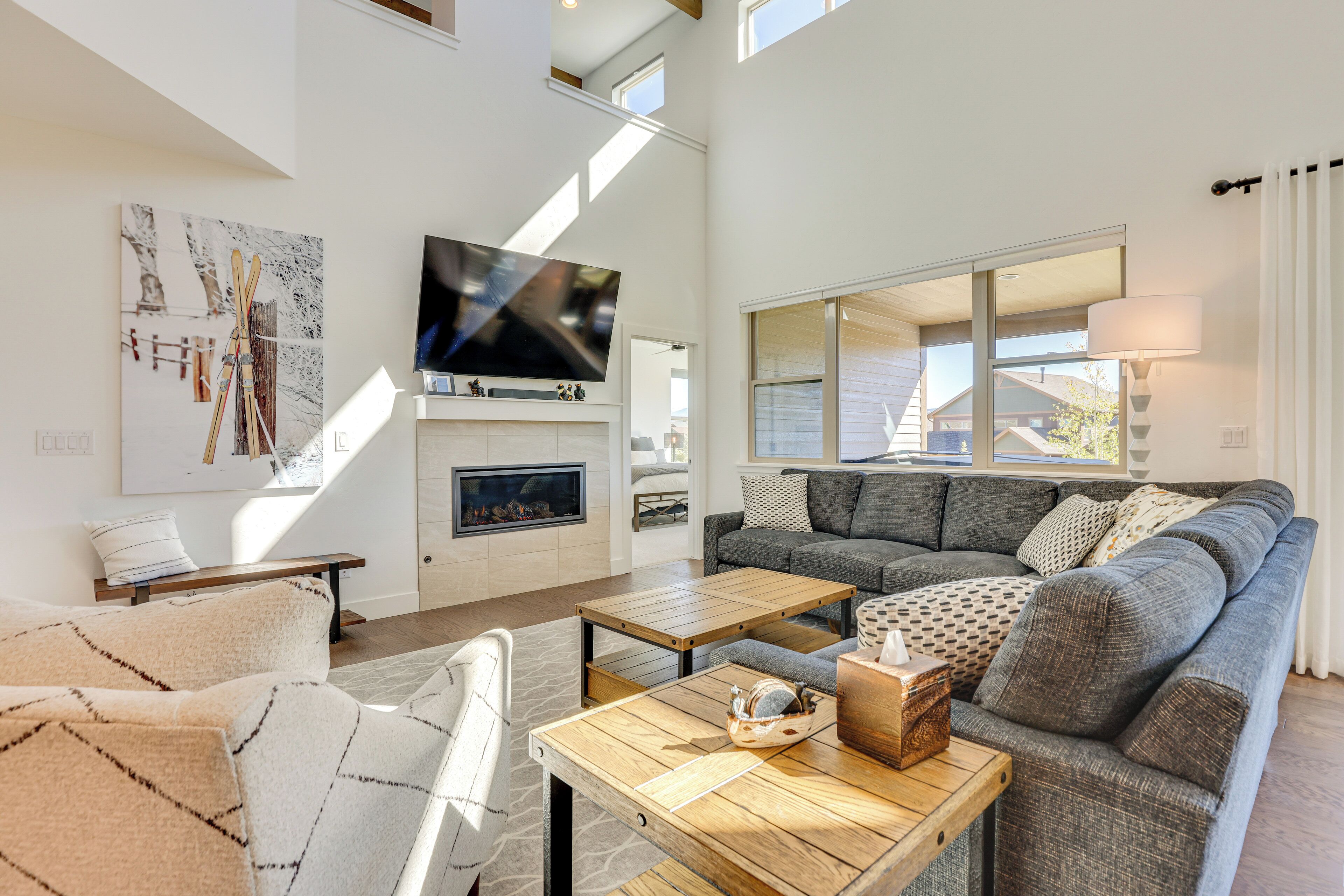 TV, fireplace