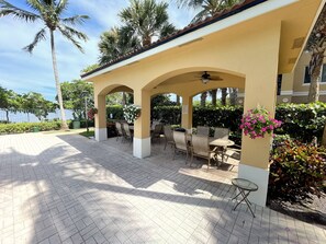 Outdoor dining - Condo on Intercostal w/ pool, hot tub, sauna, private beach (Hypoluxo)